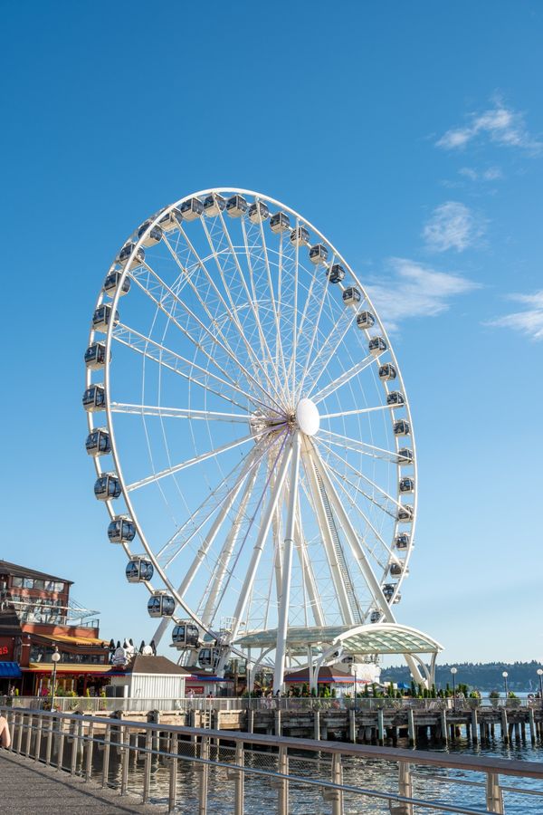 The Seattle Great Wheel on the pier under a blue sky